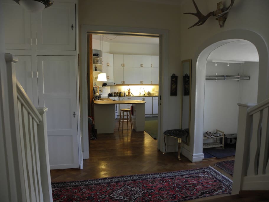 Stor hall med vacker trappa