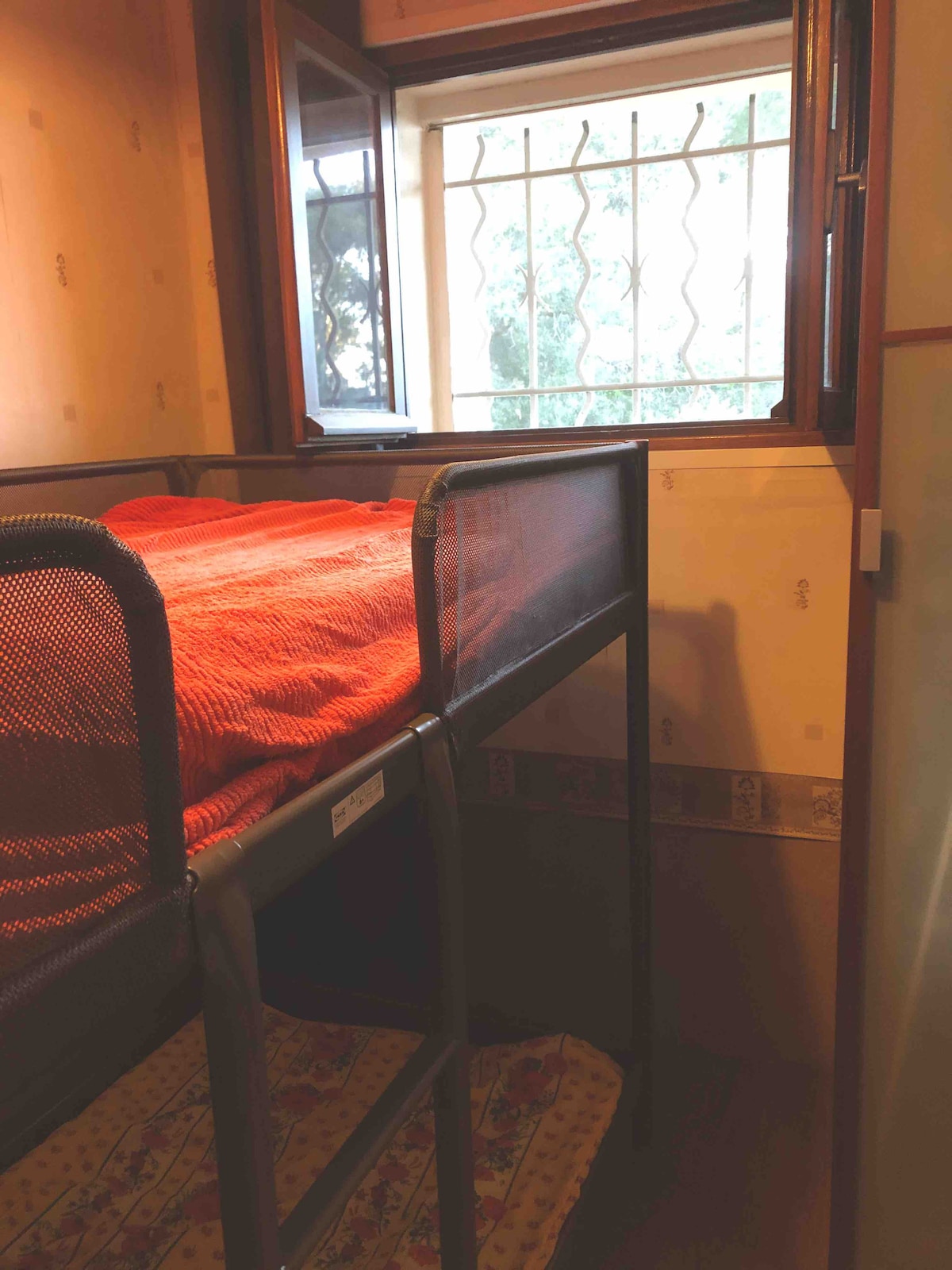 Spavaća soba s krevetima na kat 90 x 200 s pogledom na vrt