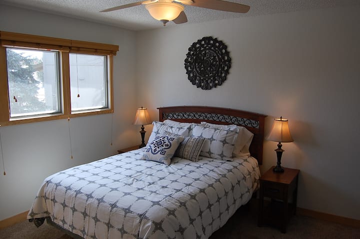 Dormitorio principal con vistas y persianas de madera.