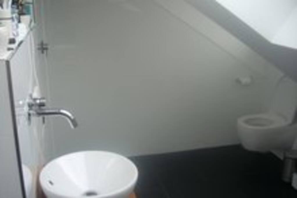 Eigenes Bad mit Dusche und WC