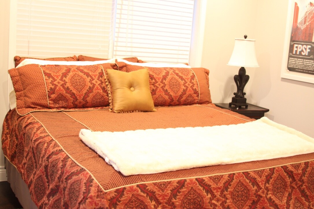 Spavaća soba br. 1 prostrana je i ima bračni krevet (1,8x2)