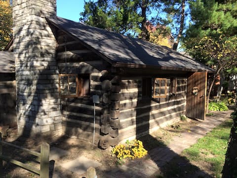 Cozy 1953 Countryside Log Cabin Minutes to STL
