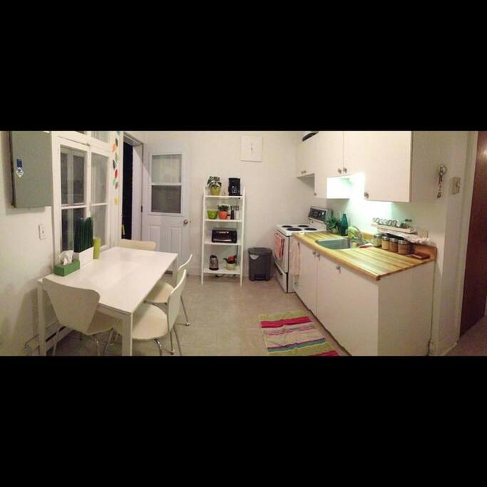 Cuisine donnant sur le balcon arrière