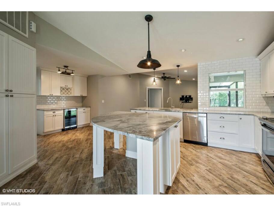 Excellent Kitchen Space and Bar