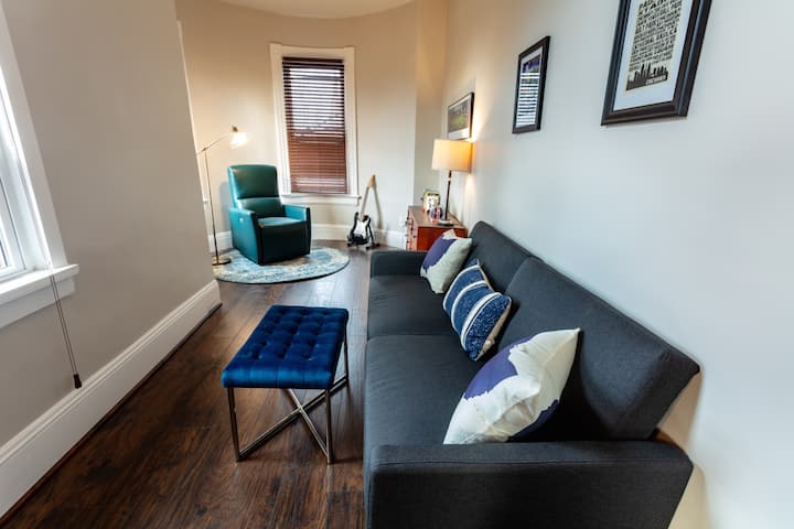 La torretta al 2 ° piano funge da zona lettura e può essere chiusa con una tenda da utilizzare come un'altra camera da letto flessibile 