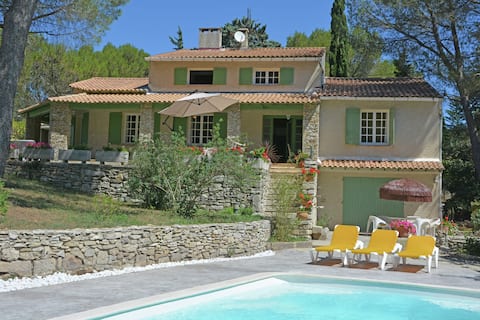 Lush Villa in Beaucaire with Swimming Pool