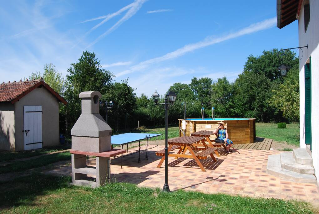 Cuisine d'été, barbecue, grande pelouse
