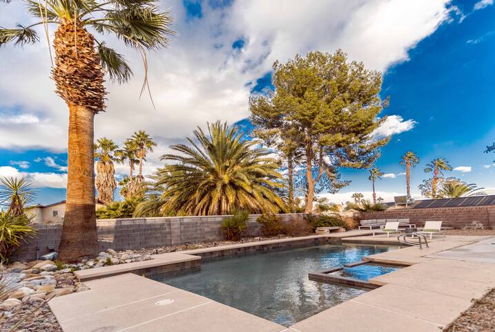 Luxury 5br/3ba Huge Pool LV Strip 8min Slps 16! gallery image 3
