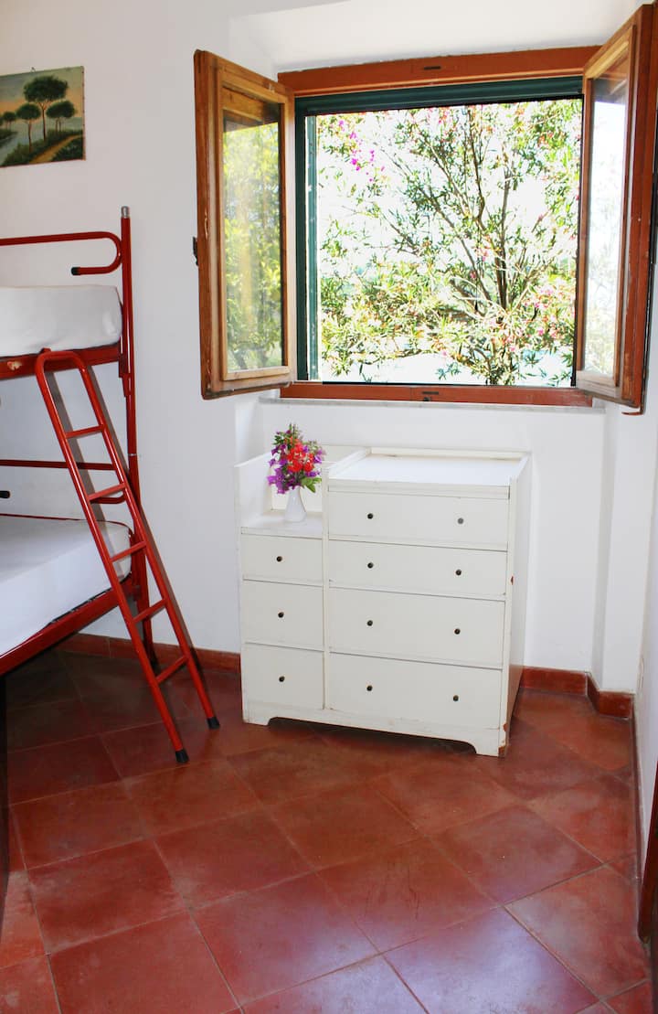 غرفة نوم بسرير بطابقين