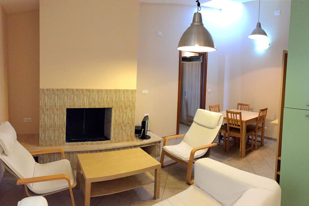 Soggiorno e Cucina aperta con caminetto, Smart TV 50” connessa al network Wi-Fi ADSL, Nespresso Livingroom and open concept Kitchen with fireplace, 50” Smart TV connected to Wi-Fi ADSL Network, Nespresso