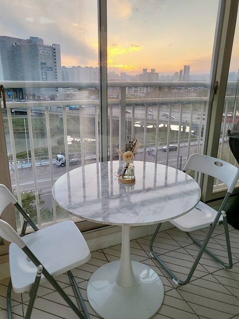 [Green House] Terminal 3 minutes, Baseball Stadium 1 minute/Disinfection Washing/4 Queen Beds/Gwangjucheon & Sunset View/Family, Lovers, Friends, Gathering