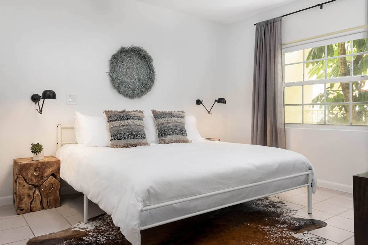 Very comfortable bed with 100% cotton high thread count linens and a black out blind. 