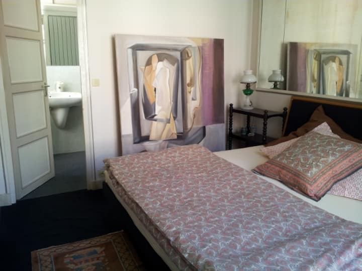 Slaapkamer met toegang tot de badkamer