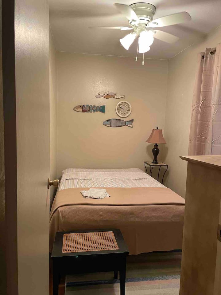 Dormitorio con cama de matrimonio.