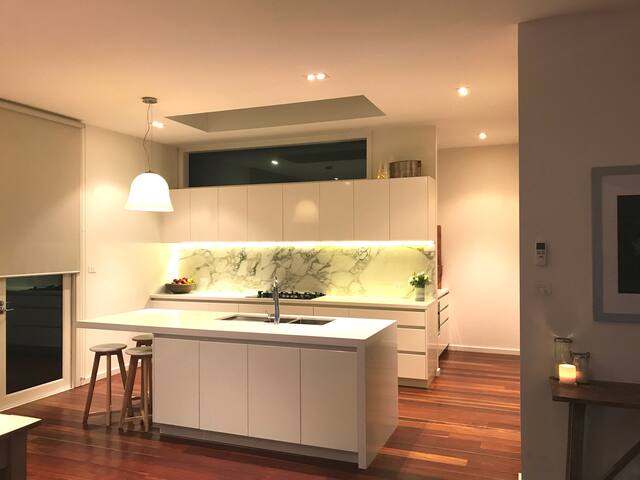 Spacious luxury living in Battery Point gallery image 3