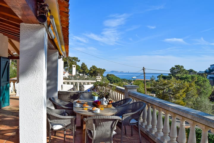 Villa 700 mts to the beach with sea views. gallery image 3