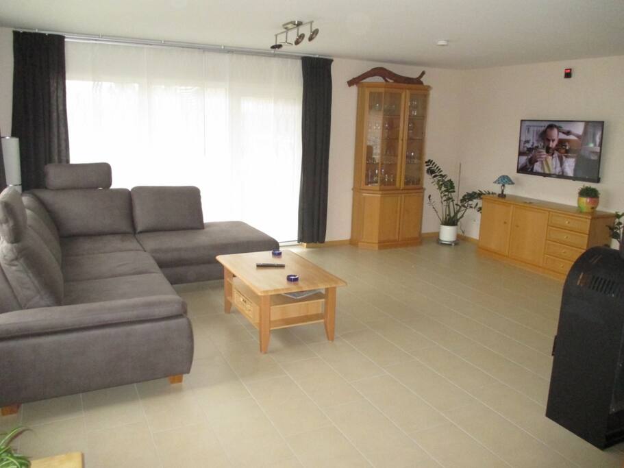 Wohnzimmer mit großem Flat TV