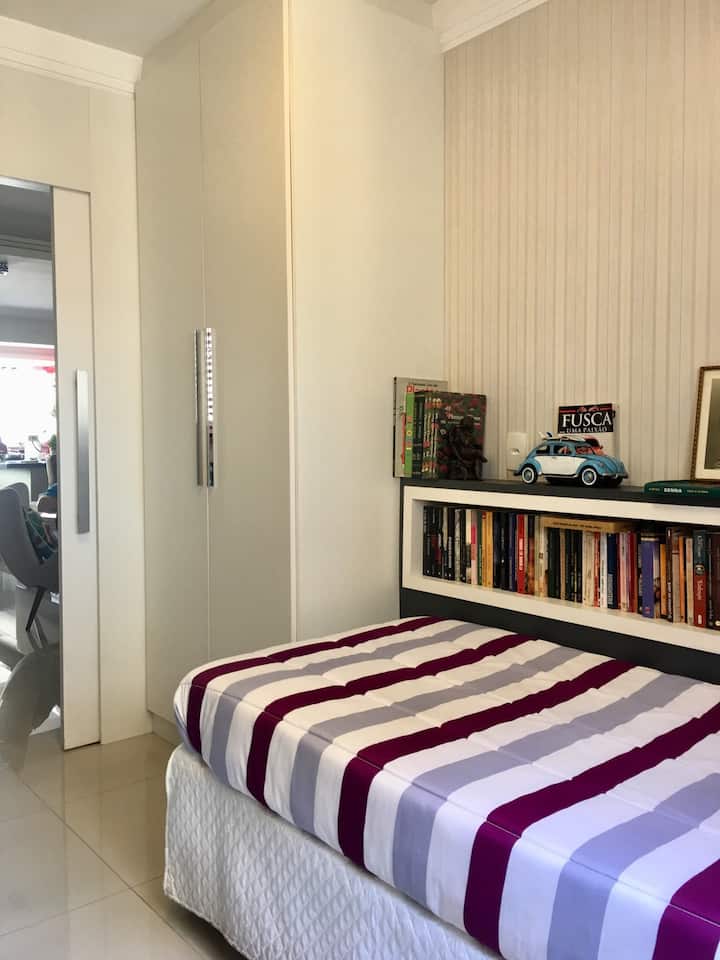 dormitorio individual con cama nido y aire acondicionado dividido moderno y tranquilo