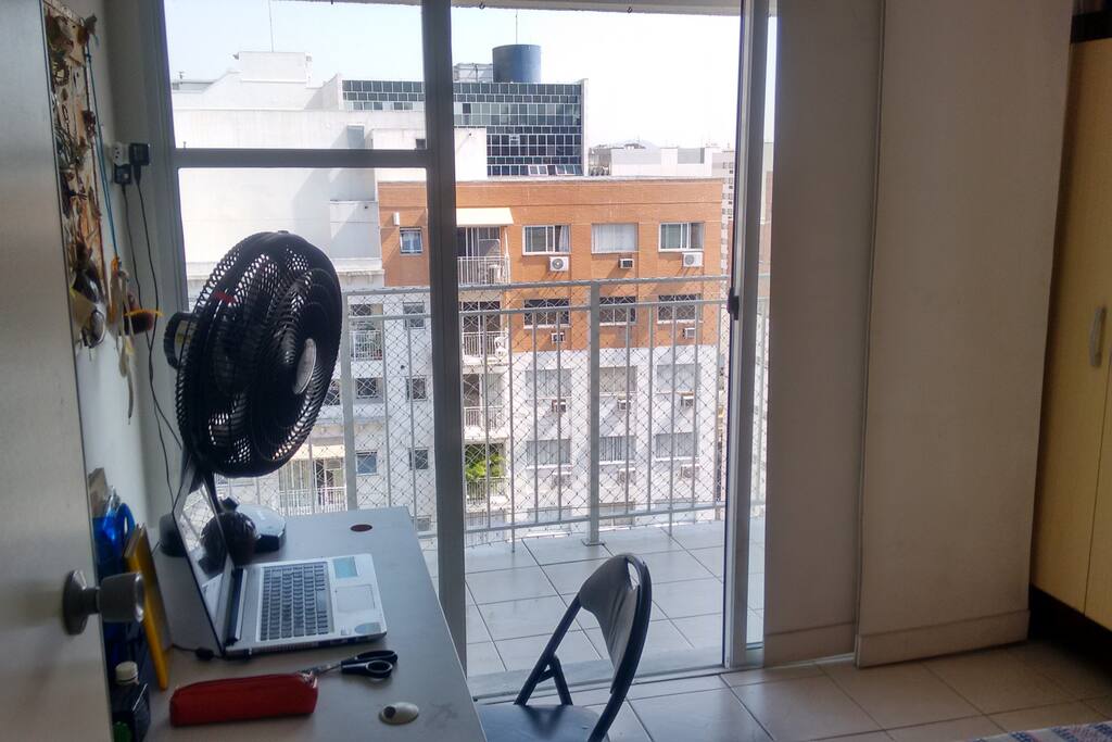 Vista do quarto, dando destaque a varanda, essa janela fecha e tem quebra sol.