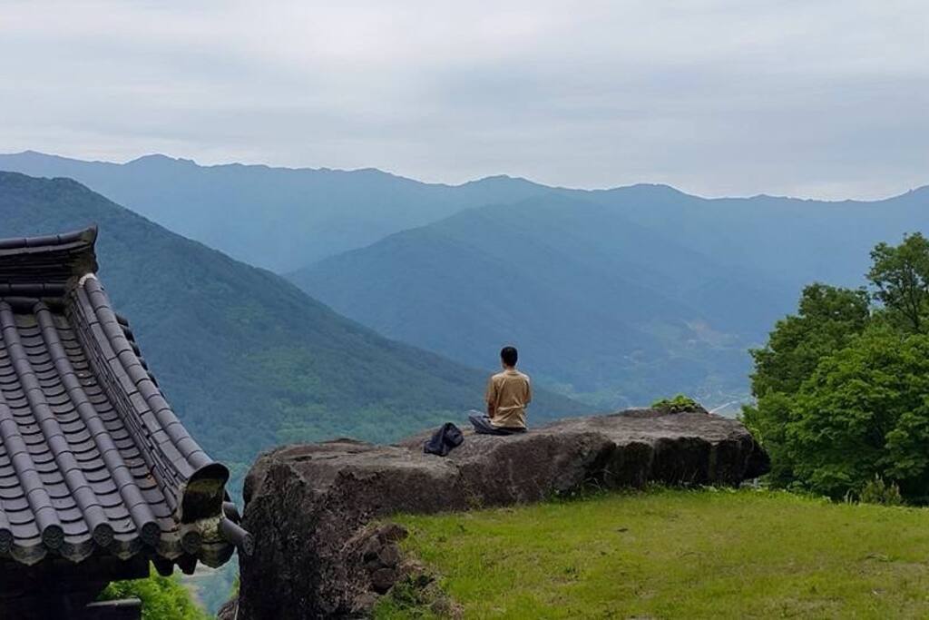 잡 맞은편 차로 10분 거리의 산에서 바라본 숙소쪽 풍경 입니다