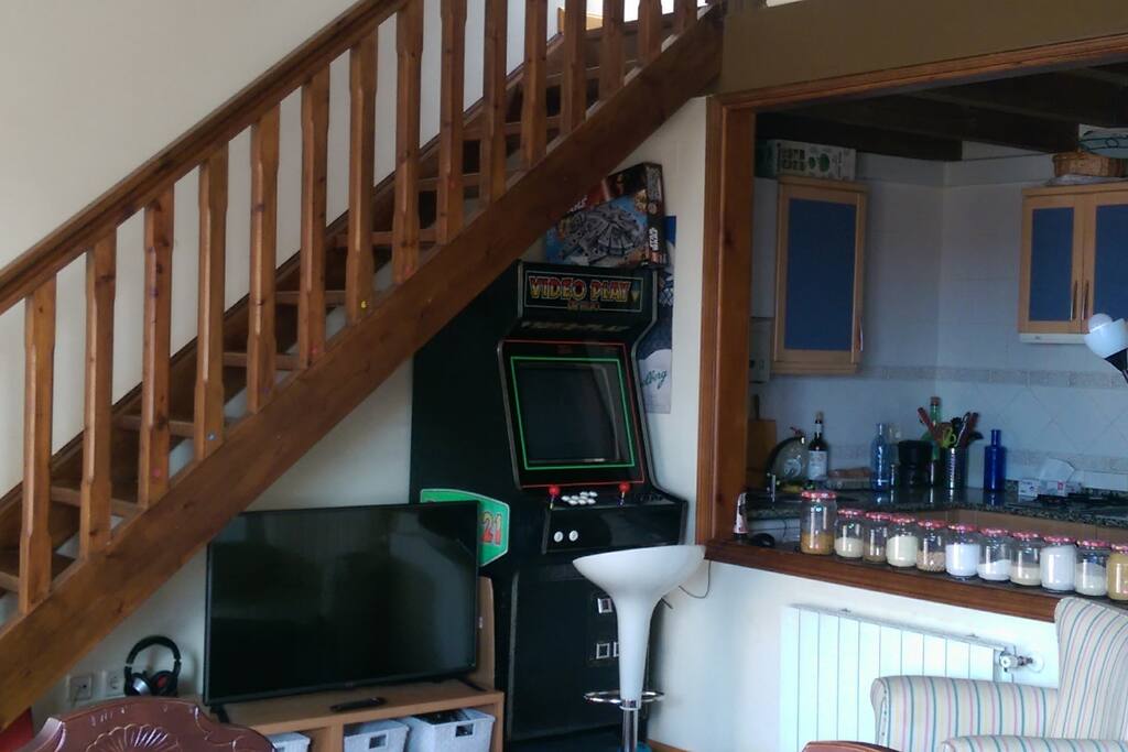 Salón - Televisión y Maquina Recreativa
