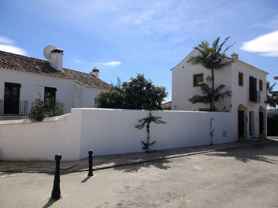 Fachada y lateral de la vivienda (Zona de jardín)