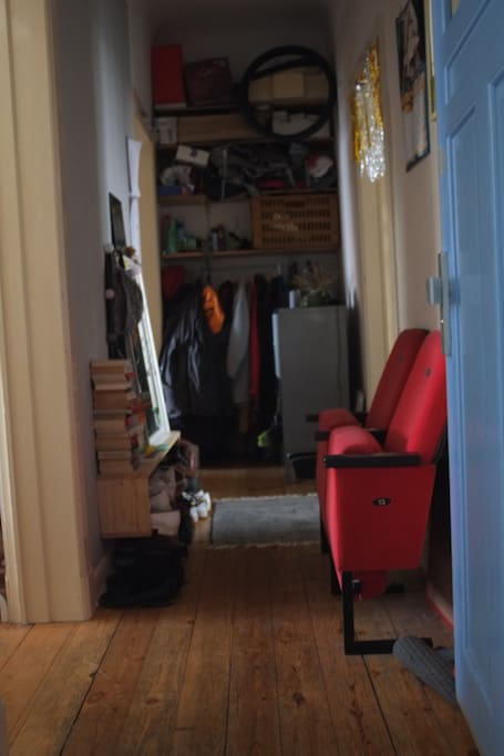 come in (hallway)