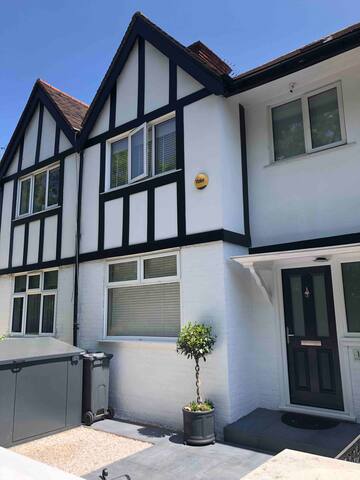 Light and Spacious 4 bed London Home Chiswick gallery image 4