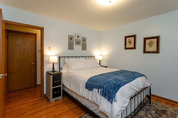 舒适的第二间卧室，配有一张标准双人床