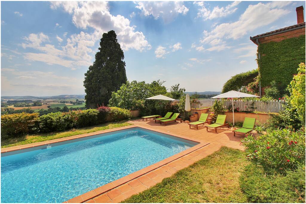 La piscine privative avec ses bains de soleil