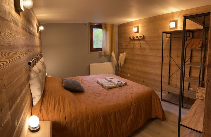 Prva spavaća soba s bračnim krevetom 160. Topao i upečatljiv.