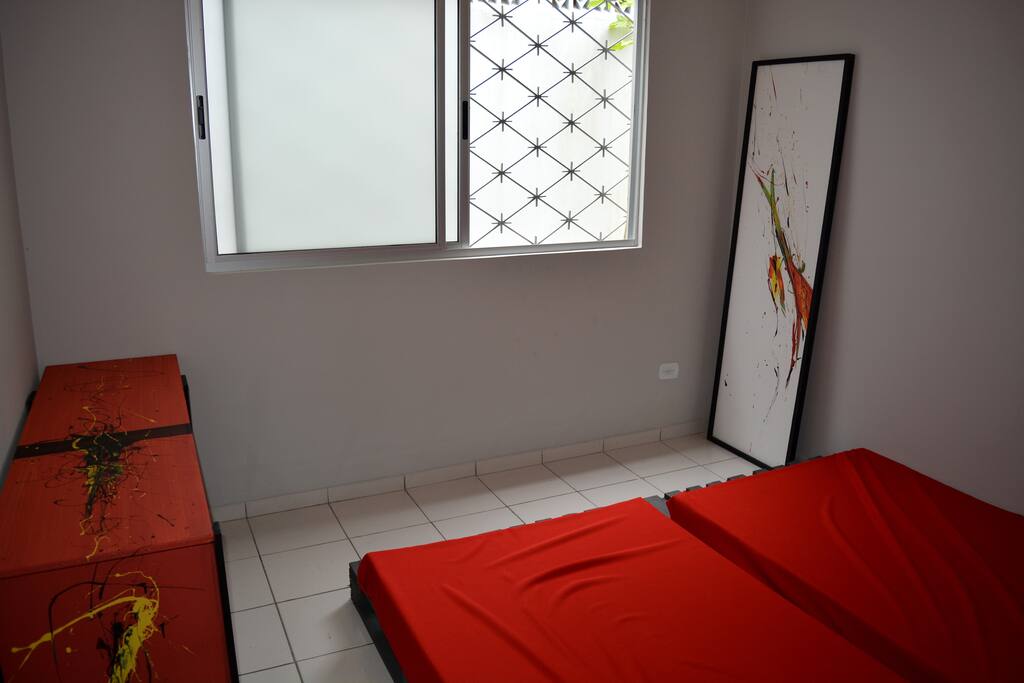 Quarto com 2 camas que podem virar de casal.