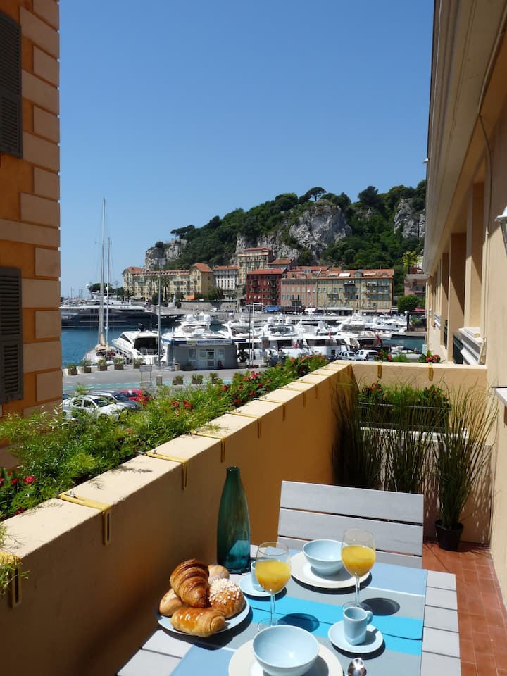 A balcony in the harbor, chic sea view studio