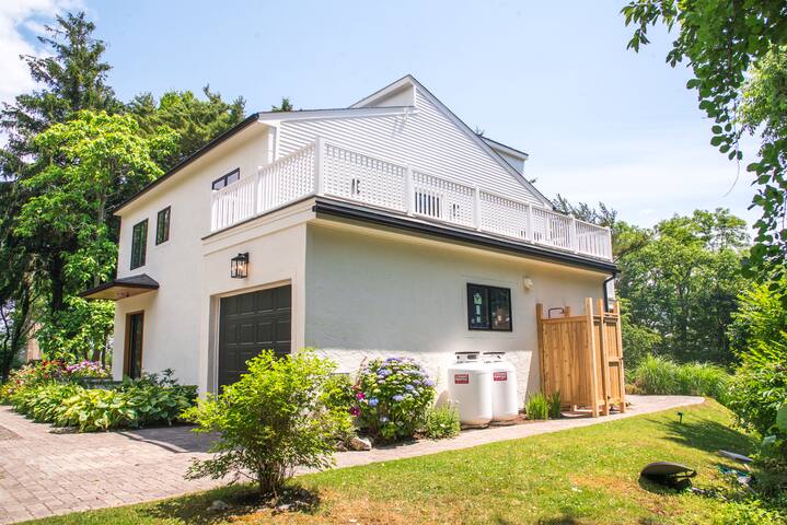 Water View Villa 10 minutes to Newport, WIFI! gallery image 3