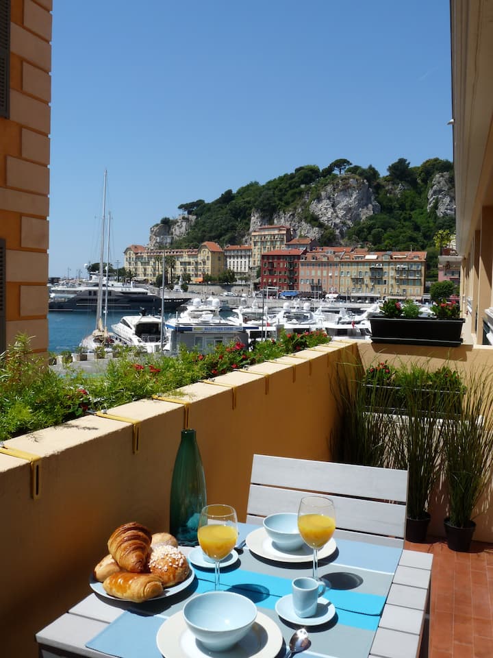 A balcony in the harbor, chic sea view studio