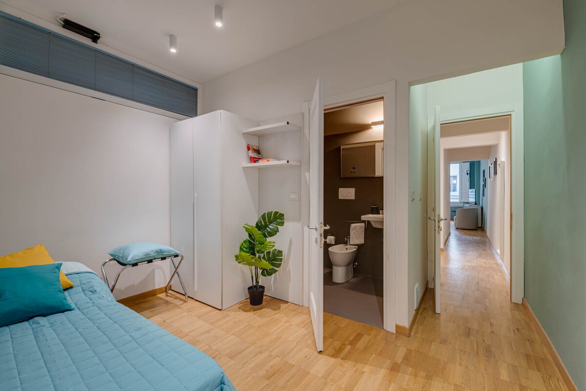 Ambienti i dytë i fjetjes me banjë