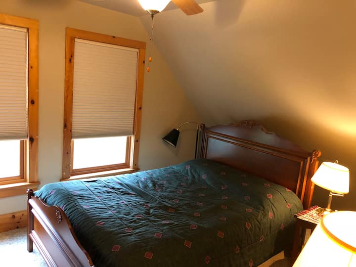 Ყველაზე მაღალი საძინებელი 152 × 203 სმ ზომის საწოლით