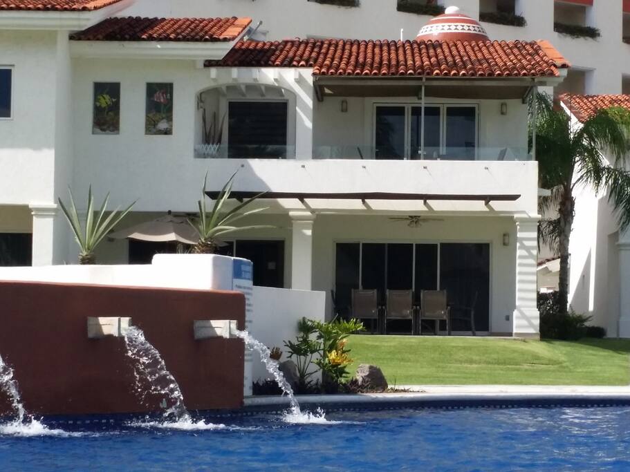 Alberca frente a la casa