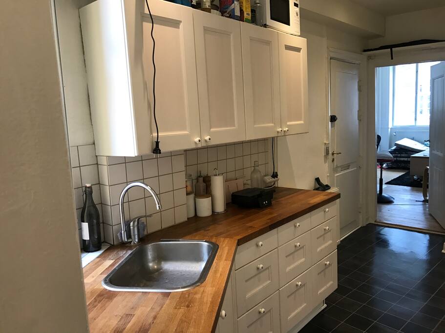 Kitchen /w frontdoor