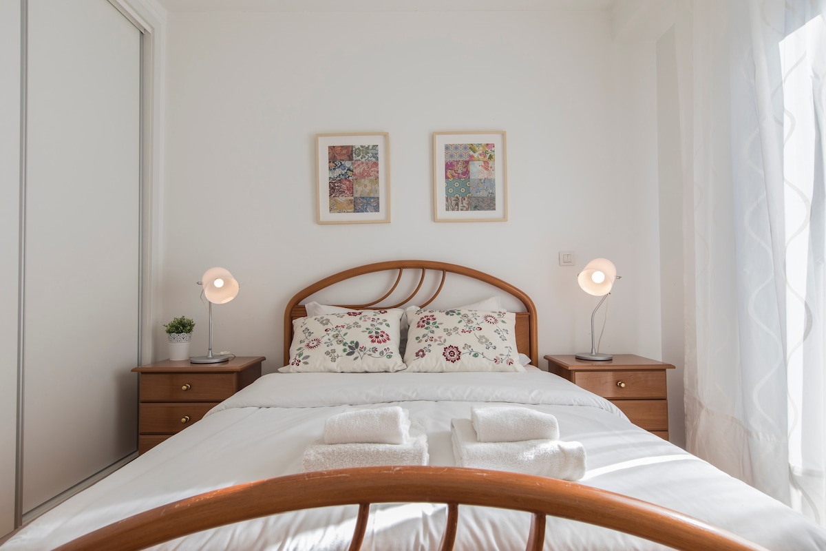 Една от спалните, с двойно легло и много естествена светлина.