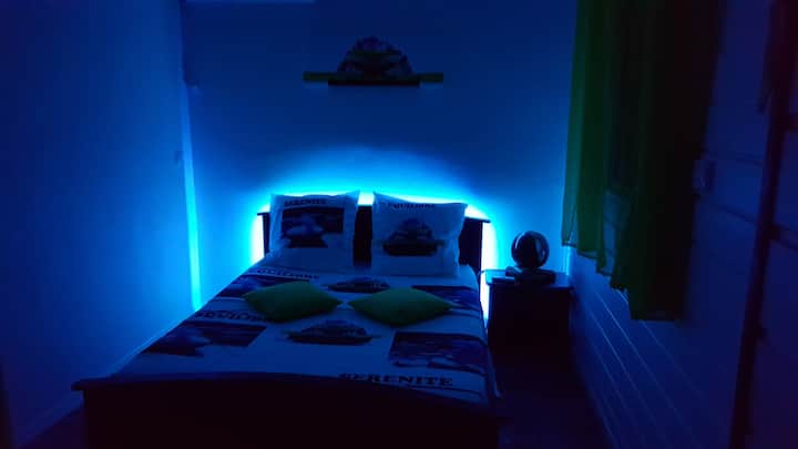 Spálňa a jej tmavé svetlá.