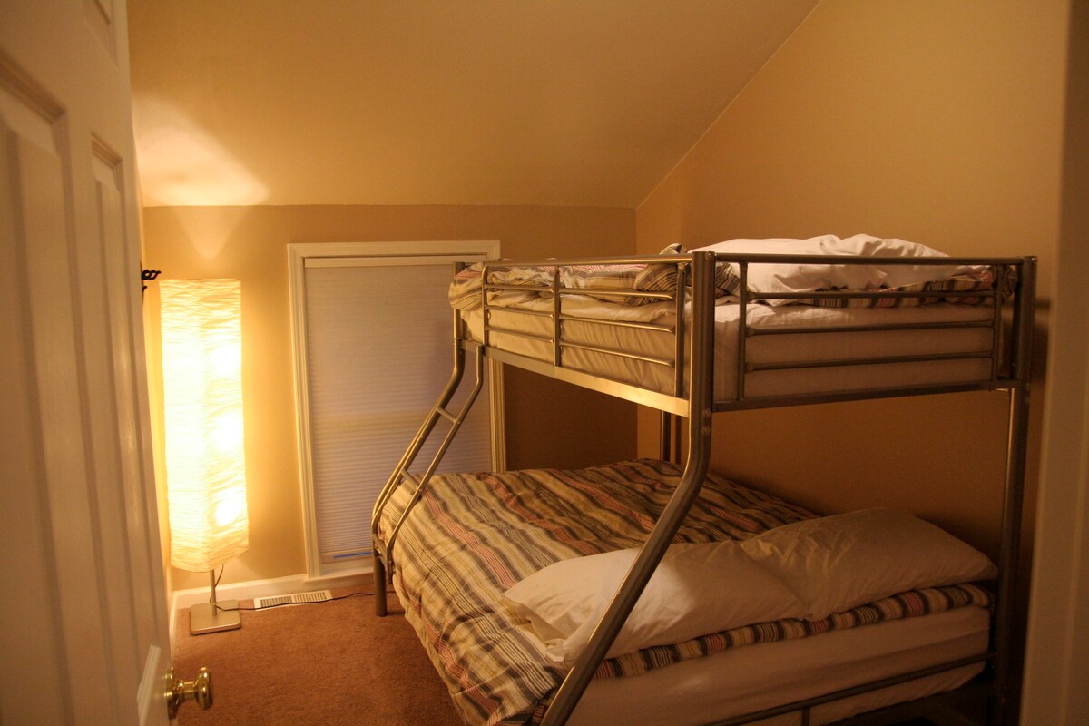 Chumba cha kulala cha 2, Vitanda Viwili juu ya Bunk Kamili