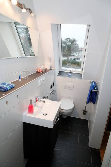 Clo und Dusche mit Fenster