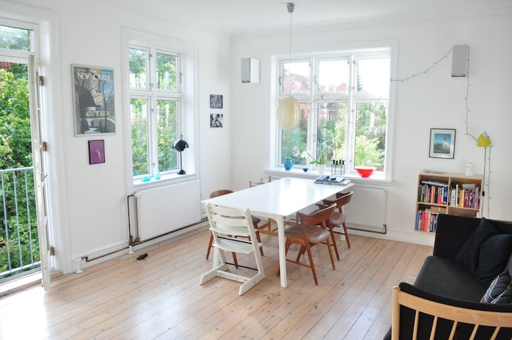 Large sunny apt with garden in city