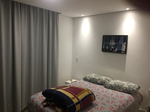 Quarto em apartamento em bairro nobre de Curitiba