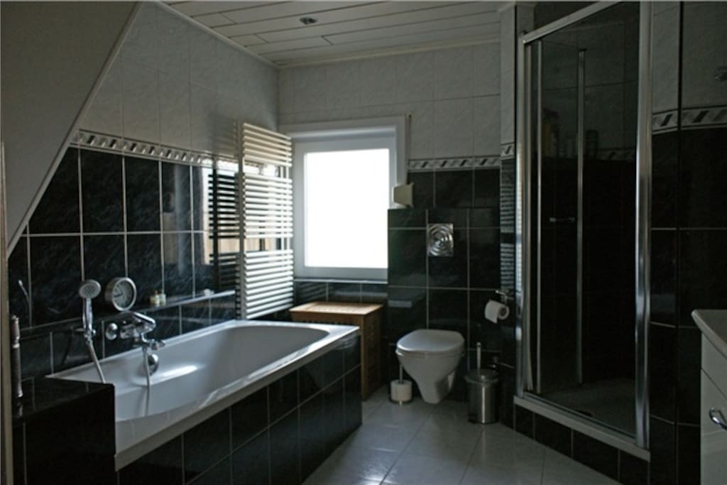 De badkamer voor gemeenschappelijk gebruik