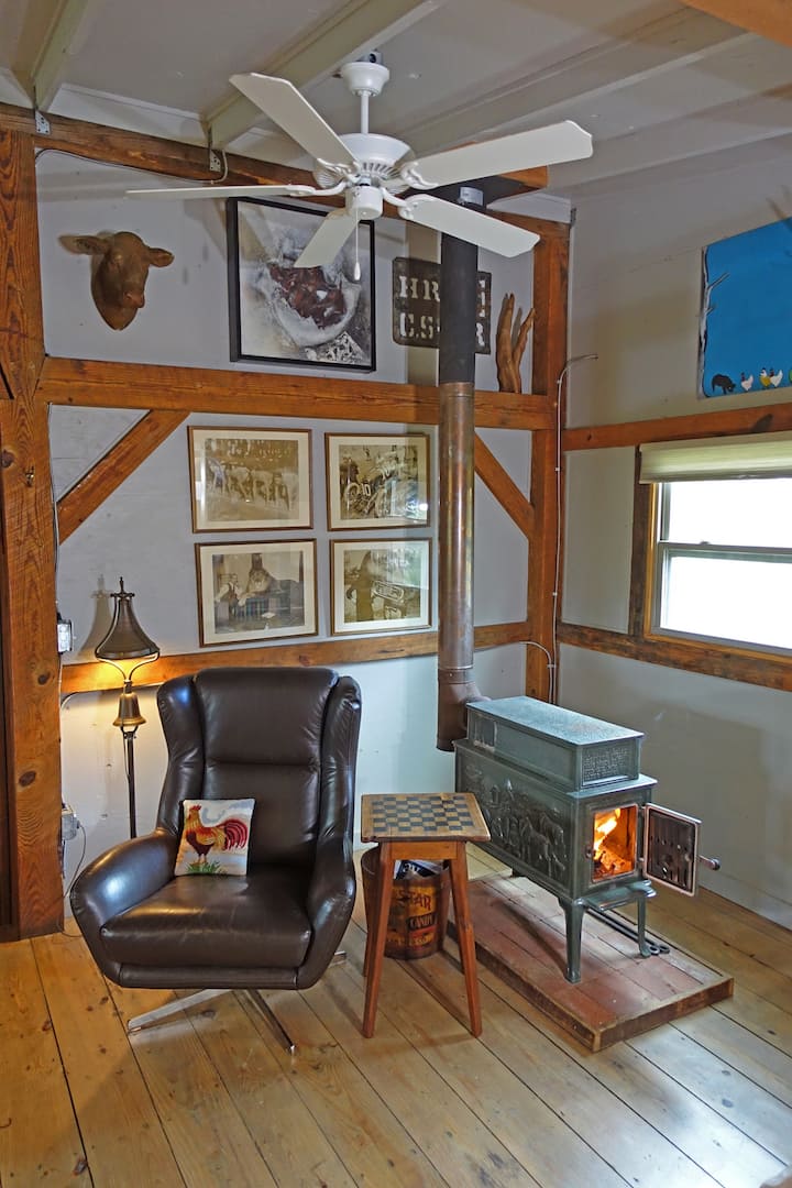 Ukiwa mbali na kitabu kizuri kando ya jiko la mbao lenye starehe.  