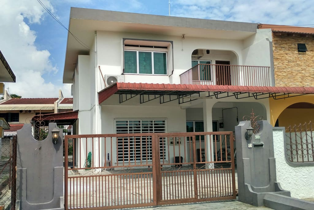 Auto gate, can park up to 4cars!