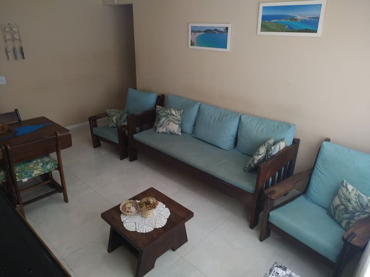 Weka watu 5 kwenye sofa na watu 4 mezani.