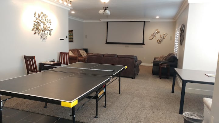 Sala familiar/de juegos con televisor de proyección, ping pong